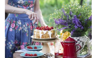 Il tempo lento dei dessert estivi freschi ed eleganti